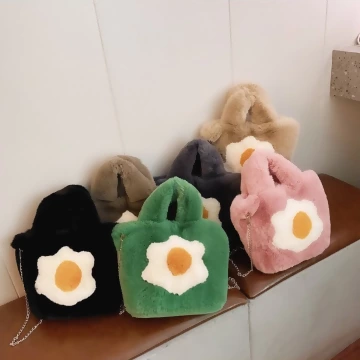 毛絨絨荷包蛋×鍊條斜背包×沙粉.avif