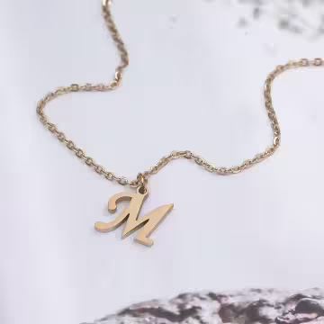 316鋼飾×經典M字母×鎖骨項鍊×金色