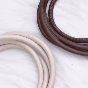 單色簡約皮革×手機斜背雙勾掛繩×奶油