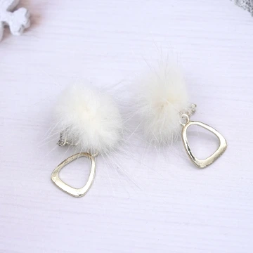 溫柔白毛球金屬×三角耳夾.avif