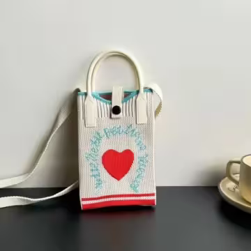 字母繞紅愛心&times;針織&times;斜背包