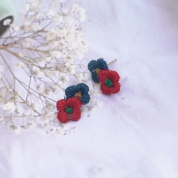 刺繍紅藍小花朵×吊墜耳環.avif