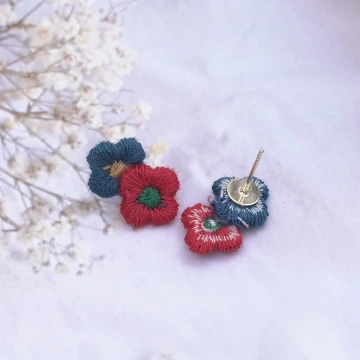刺繍紅藍小花朵×吊墜耳環.avif