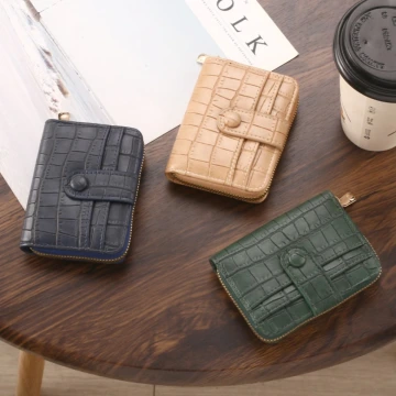 簡約鱷魚紋皮革×風琴卡夾×綠色.avif