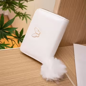亮漆皮革白蝴蝶毛球×拉鍊短皮夾×白色