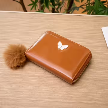 亮漆皮革白蝴蝶毛球×拉鍊短皮夾×棕咖