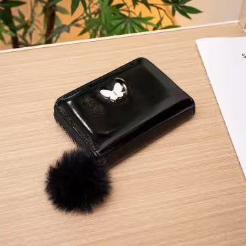 亮漆皮革白蝴蝶毛球×拉鍊短皮夾×黑色