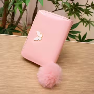 亮漆皮革白蝴蝶毛球×拉鍊短皮夾×粉紅