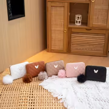 菱格紋白蝴蝶毛球×拉鍊短皮夾×白色