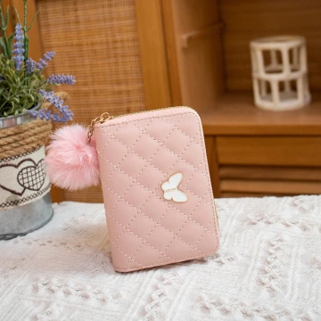 菱格紋白蝴蝶毛球×拉鍊短皮夾×粉紅.avif