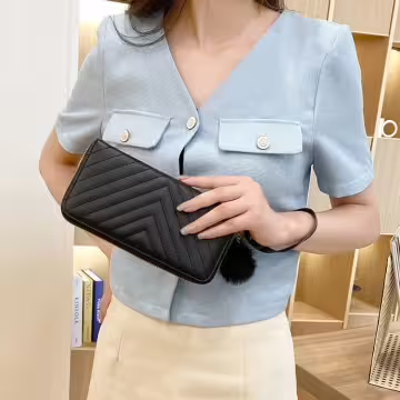 V紋壓線毛球×手拿拉鍊長皮夾×黑色