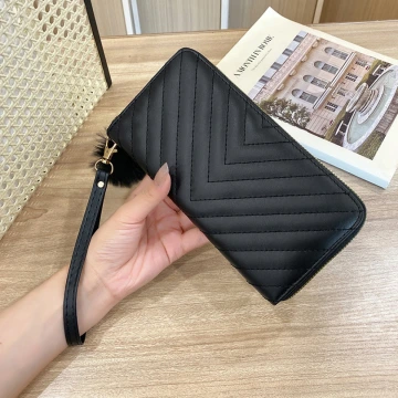 V紋壓線毛球×手拿拉鍊長皮夾×黑色.avif
