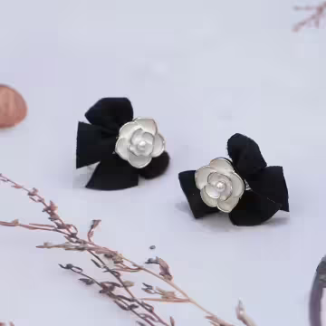 黑色領結山茶花×吊墜耳環