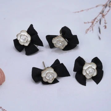 黑色領結山茶花×蚊香盤U型耳夾.avif