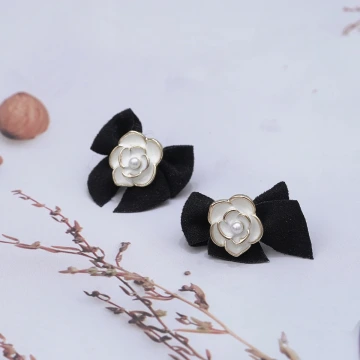 黑色領結山茶花×蚊香盤U型耳夾.avif