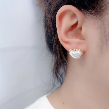 316鋼飾×立體白愛心×耳釘×共二色.avif