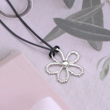鏤空花朵×蠟繩×可調節長項鍊.avif