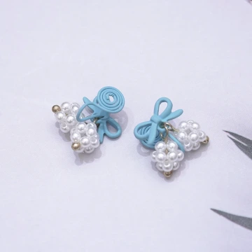 藍色蝴蝶結珍珠球×蚊香盤U型耳夾.avif