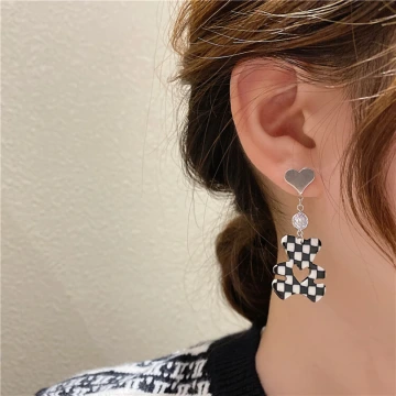 黑白格紋小熊愛心×不對稱蚊香盤U型耳夾.avif