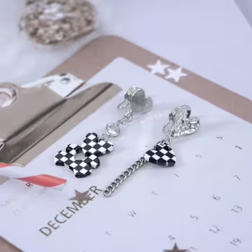 黑白格紋小熊愛心&times;不對稱蚊香盤U型耳夾