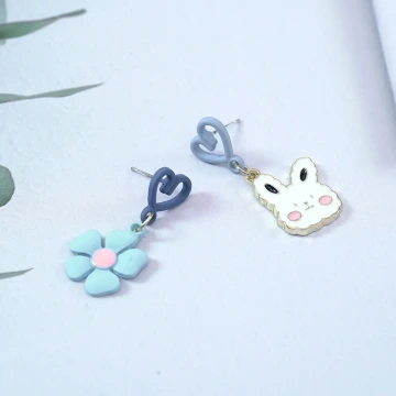 愛心棉花糖兔兔藍花×不對稱吊墜耳環.avif