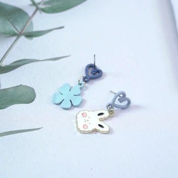 愛心棉花糖兔兔藍花×不對稱吊墜耳環.avif