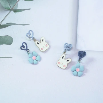 愛心棉花糖兔兔藍花×不對稱吊墜耳環.avif