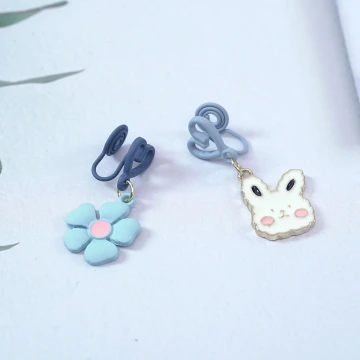 愛心棉花糖兔兔藍花×不對稱蚊香盤U型耳夾.avif