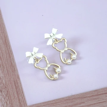 白蝴蝶結小熊輪廓珍珠×吊墜耳環.avif