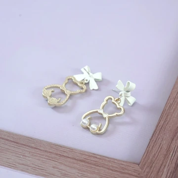 白蝴蝶結小熊輪廓珍珠×吊墜耳環.avif