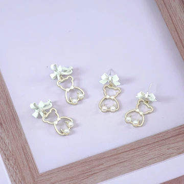 白蝴蝶結小熊輪廓珍珠×吊墜耳環.avif