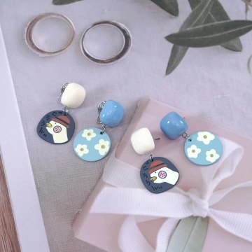 加油鴨藍色小花×不對稱吊墜耳環.avif