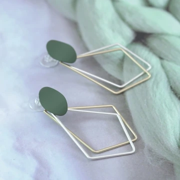綠點雙色長菱形×三角耳夾.avif
