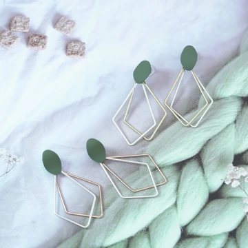 綠點雙色長菱形×三角耳夾.avif