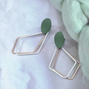 綠點雙色長菱形×吊墜耳環.avif