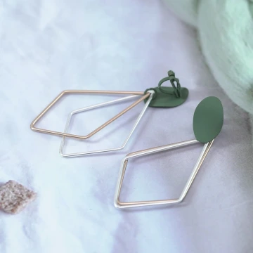綠點雙色長菱形×吊墜耳環.avif