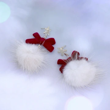 雪花紅絨毛球&times;吊墜耳環.avif