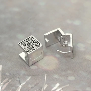 唐草紋方塊&times;耳扣.avif