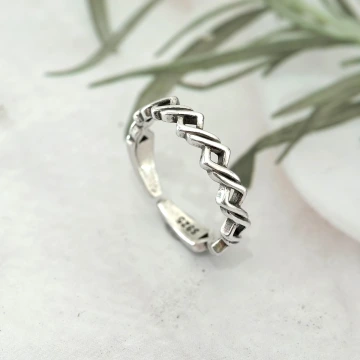 925銀飾&times;交錯菱角&times;開口戒指.avif