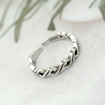 925銀飾&times;交錯菱角&times;開口戒指.avif