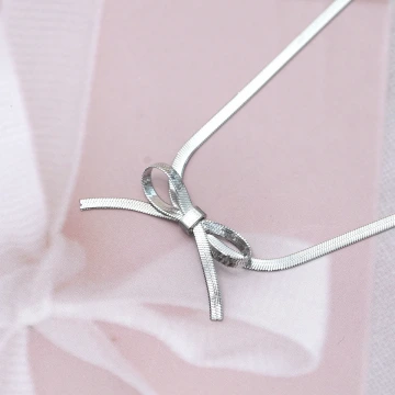 316鋼飾&times;扁平蛇骨蝴蝶結&times;項鍊&times;銀色.avif