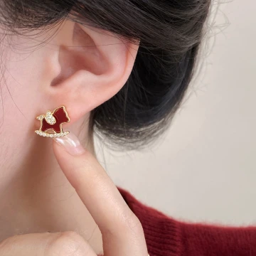 紅運飛馬&times;吊墜耳環.avif