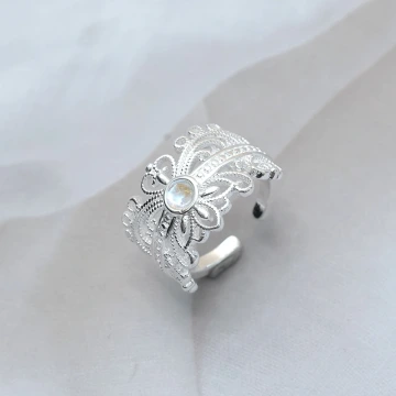 925銀飾&times;宮廷風鏤空蕾絲&times;開口戒指.avif