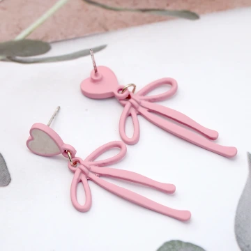 愛心粉紅蝴蝶領結&times;吊墜耳環.avif