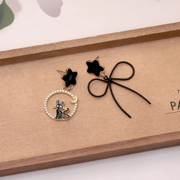 黑貓線條蝴蝶結&times;不對稱吊墜耳環.avif