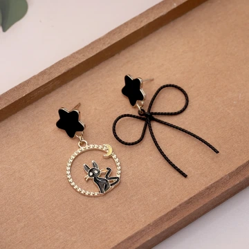 黑貓線條蝴蝶結&times;不對稱吊墜耳環.avif