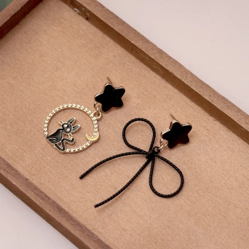 黑貓線條蝴蝶結&times;不對稱吊墜耳環.avif