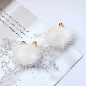 毛絨絨小白貓&times;吊墜耳環.avif