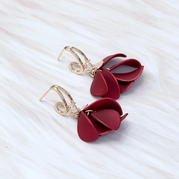 紅色花瓣裙&times;吊墜耳環.avif