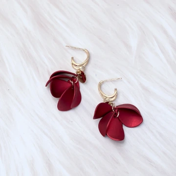 紅色花瓣裙&times;吊墜耳環.avif